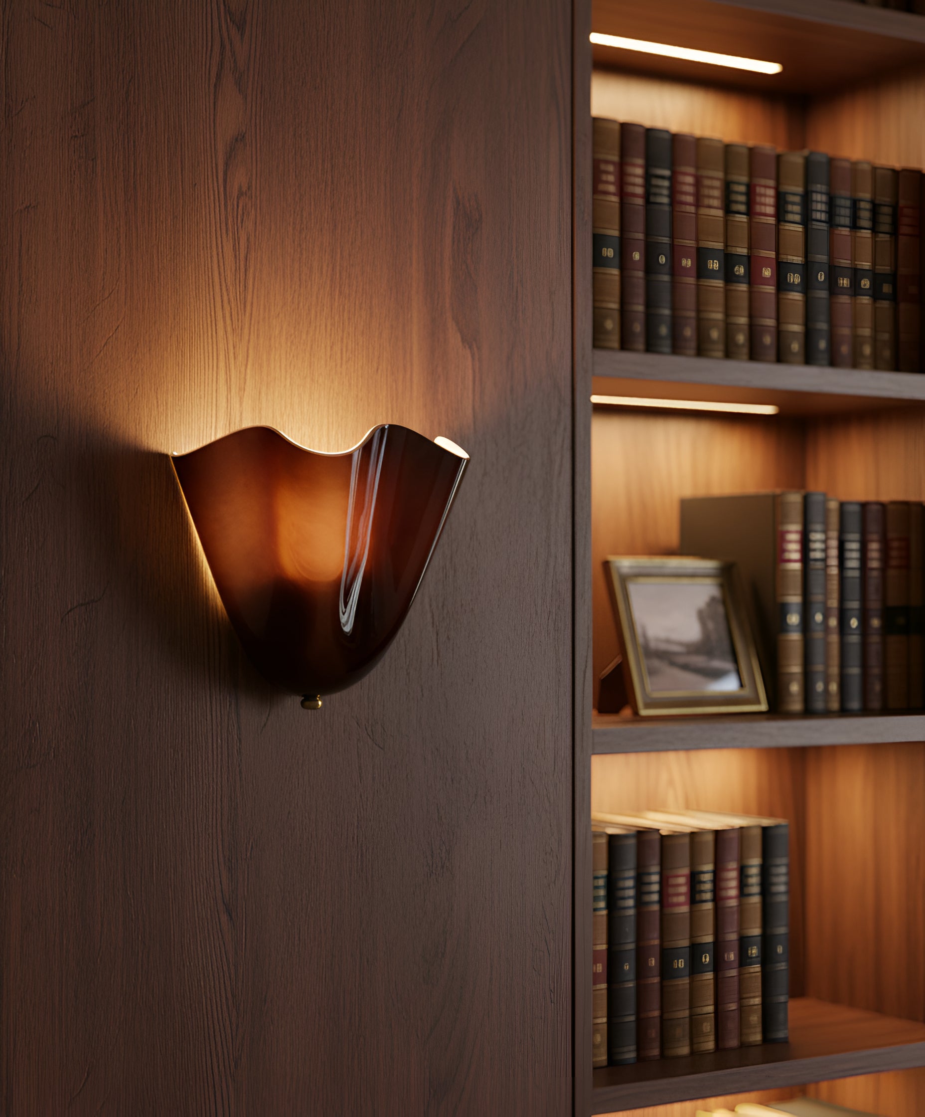 Elegant Glass Shell Wall Sconce - Decorative Tulip Shaped Wall Light